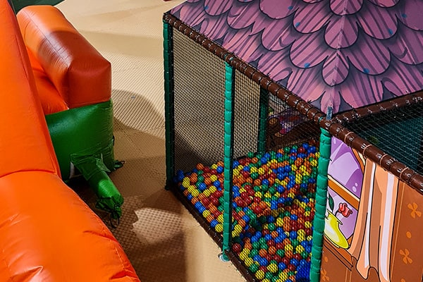Ein Indoor-Spielplatz in Augsburg mit Bällebad für Kinder.