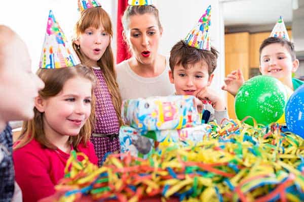 Eine Gruppe Kinder vergnügt sich bei einer Geburtstagsfeier auf einem Indoor-Spielplatz in Augsburg.