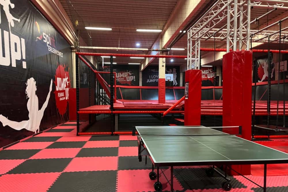 Eine Indoor-Tischtennisplatte in einer Turnhalle am Augsburger Indoor-Spielplatz.